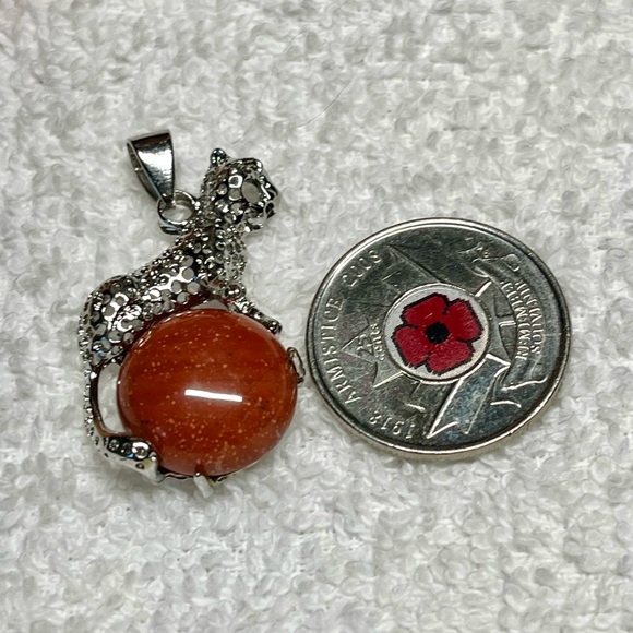 Unisex Silver leopard sitting on a sandstone pendant-NEW - Picture 6 of 8